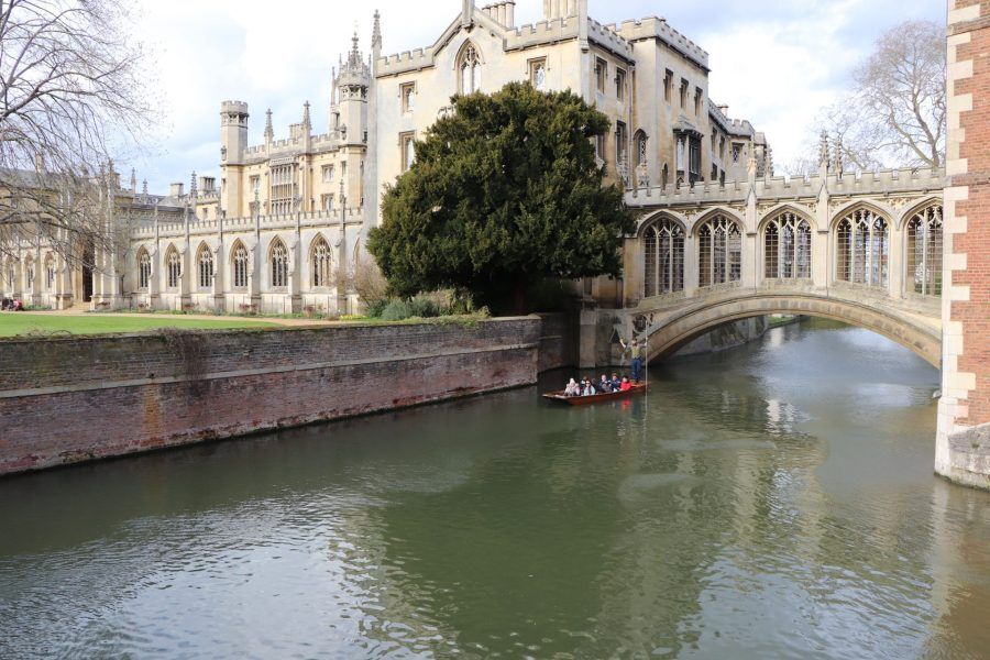 Cambridge University, Cambridge College, St Johns College, Bridge of Sighs, Punter, Punting under the bridge, Punting in Cambridge, College Backs, Visit Cambridge