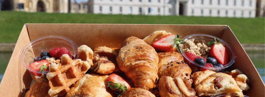 Pnting picnic in summer punting